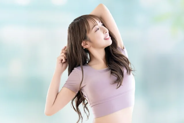 軽い運動をしてる女性